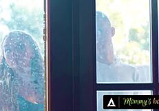 Pasierb pieprzy MILF Pristine Edge i sąsiadkę Charlotte