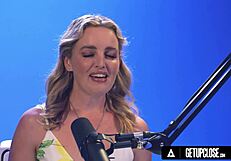 Charlie Forde sténá ako si prstí klitoris k orgazmu