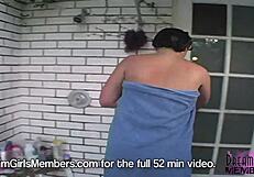 Duas morenas gostosas se refrescam no chuveiro com marcas de bronzeado