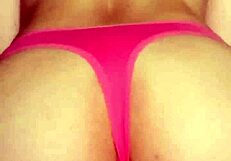 ¡Guau! Primer plano de chica probándose bragas en cosplay de gimnasio