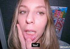 Blond med stram barberet fisse passet efter vodka drink