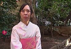 バスローブ姿の熟女田中望美がネバネバセックスに夢中！