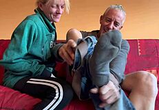 Uheldig hjemmelavet sex med stedsøster i vild anal action