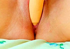 Gadis kecil 18+ manis onani memek ketat dengan kontol karet besar sampai orgasme