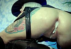 Troia in cosplay di Ashe di Overwatch prende un enorme dildo in un hardcore con creampie