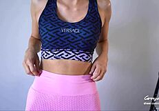 Nevlastná mama chytí nevlastného syna s erekciou, pomôže mu rýchlo vytrysknúť na jej pičku. Manžel je blízko.