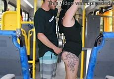 Absurd offentlig handling! Mann gnir kuk på brasiliansk brunette i buss til han kommer på kjolen hennes!
