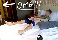 Jeune femme de ménage me surprend en train de me branler en public et finit par me chevaucher sauvagement