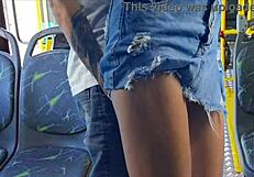 Gledal sem, kako so študentko otipavali in nabijali na javnem avtobusu