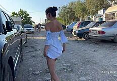 Δύο κοπέλες γυμνώνουν πούτσες δημόσια χωρίς εσώρουχα στην παραλία