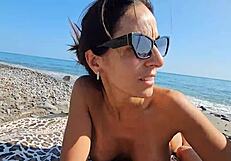 Chyceni mezi voyeury, honíme si na veřejné pláži