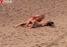 Hast du schon mal einen älteren Typen gesehen, der eine heiße Milf am Strand bumst?