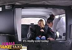 Ženský fake taxi: štíhle sexi české lesbičky s veľkými prsiami a straponom v taxíku