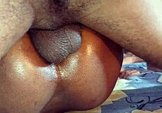 Cewek Muda Hitam Kecil Dientot Keras di Threesome Antar Ras Sama Cowok Desi