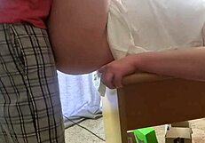 Κοντινή γαμήσι στο γραφείο με μεγάλο κώλο να τρέμει σκληρά