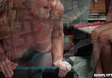 Sklepowe złodziejki odblokowane przez gliniarza w biurowym trójkącie