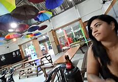 Мъж, тя загуби играта, но я чукаха кучешка поза на плажа