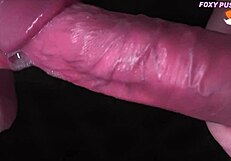 젖먹이는 애인의 자지에 슬로피 밀킹 블로잡 클로즈업