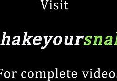 Kıvrımlı büyük memeli milf, sert binmeden önce yarağı boğazına alıyor.