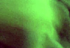 Masturbare solo în fața oglinzii duce la orgasm intens, captând fiecare detaliu al curului