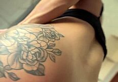 أضرب مؤخرتها الضيقة الشعرية بقوة لقذف داخلي ساخن