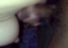 فتاة إندونيسية منحنية لنيك قوي، تقريباً يمسكها زوجها