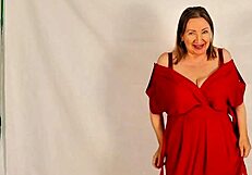 Forró nagyi hatalmas természetes cicikkel vetkőzik, közelről mutatja a seggnyílást és puncit