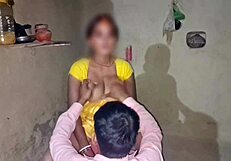 Casalinga bengalese di villaggio sexy scopa e si toglie il saree per succhiare le tette