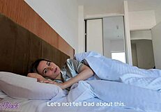 Rohá nevlastní máma svádí nevlastního syna, aby spolkl jeho plnou dávku