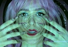 Déesse italienne hypnotique aux longs ongles te piège dans une relaxation totale et un contrôle femdom en ASMR