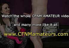 Brune amateur branle une bite en bas pendant une session CFNM