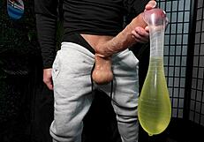 거대한 흰 자지가 콘돔에 싸서 터질 때까지. 그 후 오줌 마셔?