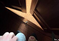 抓到继母自慰，帮她为继父准备好屁眼