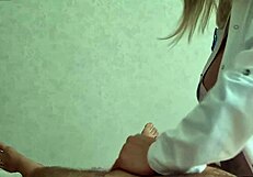 Mooie masseuse dokter geschokt door erectie van klant in ziekenhuis