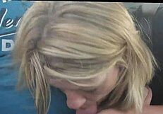 Autostoppista Sexy Succhia Cazzo sulla Strada per il Motel Prima di una Sborrata in Figa