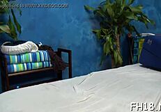 Kumpel zieht Mädchen aus und streichelt ihre heißen Nippel