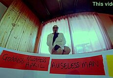 Dominatrix Mistress April mlátí obří díry dvojitým fistováním