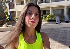 फिट लड़की आउटडोर ट्रेनिंग सेक्स के बाद चेहरे पर कुम चाहती है