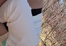 Tatt på fersken mens de knuller i skogen med et hett par