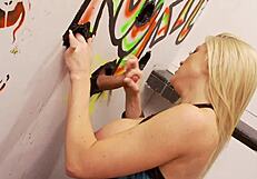 Блондинка развратна милфа хваща огромен член от дупка за слава за кеф