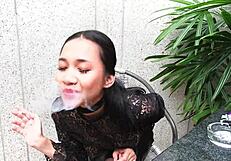 Mladá holka kouří nahoře bez v kožené sukni venku s POV