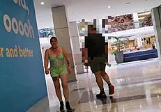 Puta kiwi vadia exibe o corpo no shopping e rua lotada