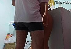 Hey, schau dir den Wahnsinns-Körper meiner Stiefmutter an, die ultimative Schlampe, wenn Dad weg ist!