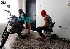 Nevina komšinica iznenađuje perverznom podređenom ulogom u donjem rublju