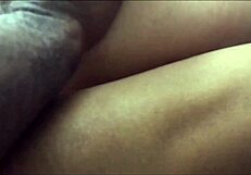 Απατημένη Ασιάτισσα γυναίκα σκύβει για μεγάλο μαύρο πούτσο