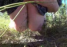 ¡Ey, mira este dildo que encontramos en el bosque! Novia folla a milf a lo perrito con culo grande temblando