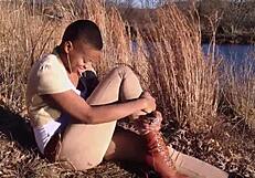 Ei voi lopettaa tätä seksikästä punaista lutkaa syväkurkkuamassa monsterikyrpää