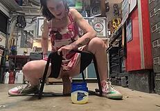 Chica sexy montando consolador grande, muéstrale amor para más acción caliente