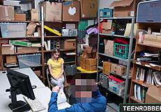 Catarina Petrov nyter grov fitte-sluking og blowjob i tenåring 18+ ranerbutikk