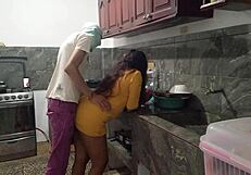 Extrăgând încărcătura din pula fratelui vitreg într-o scenă de blowjob în bucătărie